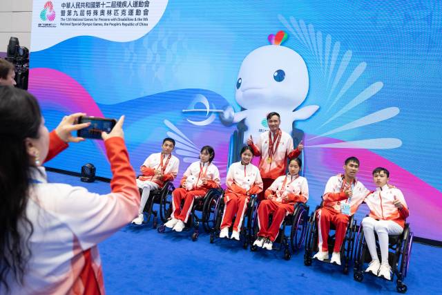 在第二个比赛日，广东包揽了男女子重剑C级个人赛的奖牌，合影时日常严肃的龙杰罕见露出笑容。